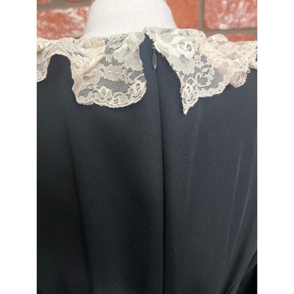 Black vintage dress with lace collar - Picture 4 of 7